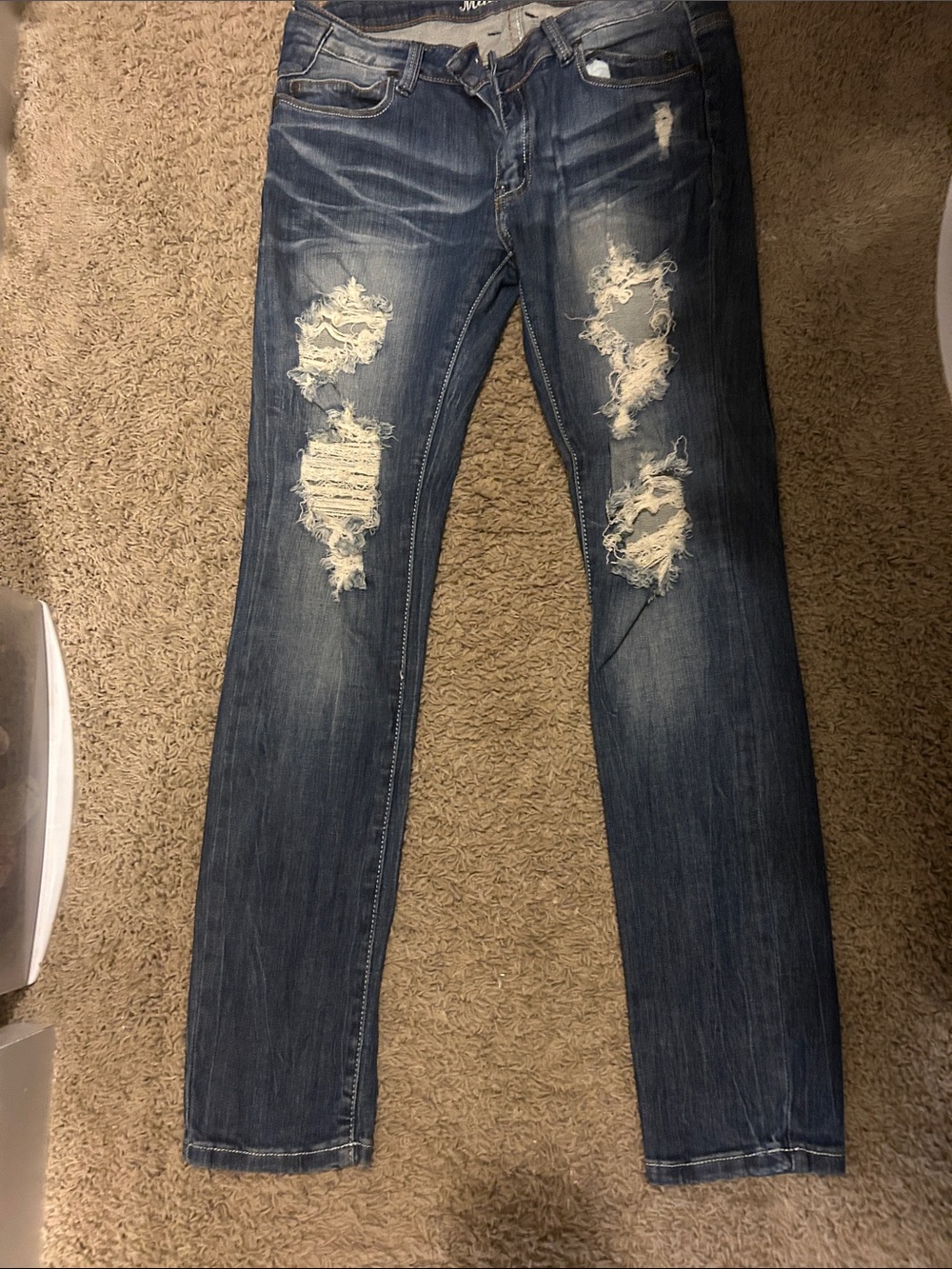 Distressed Skinny Jeans in Dark Wash